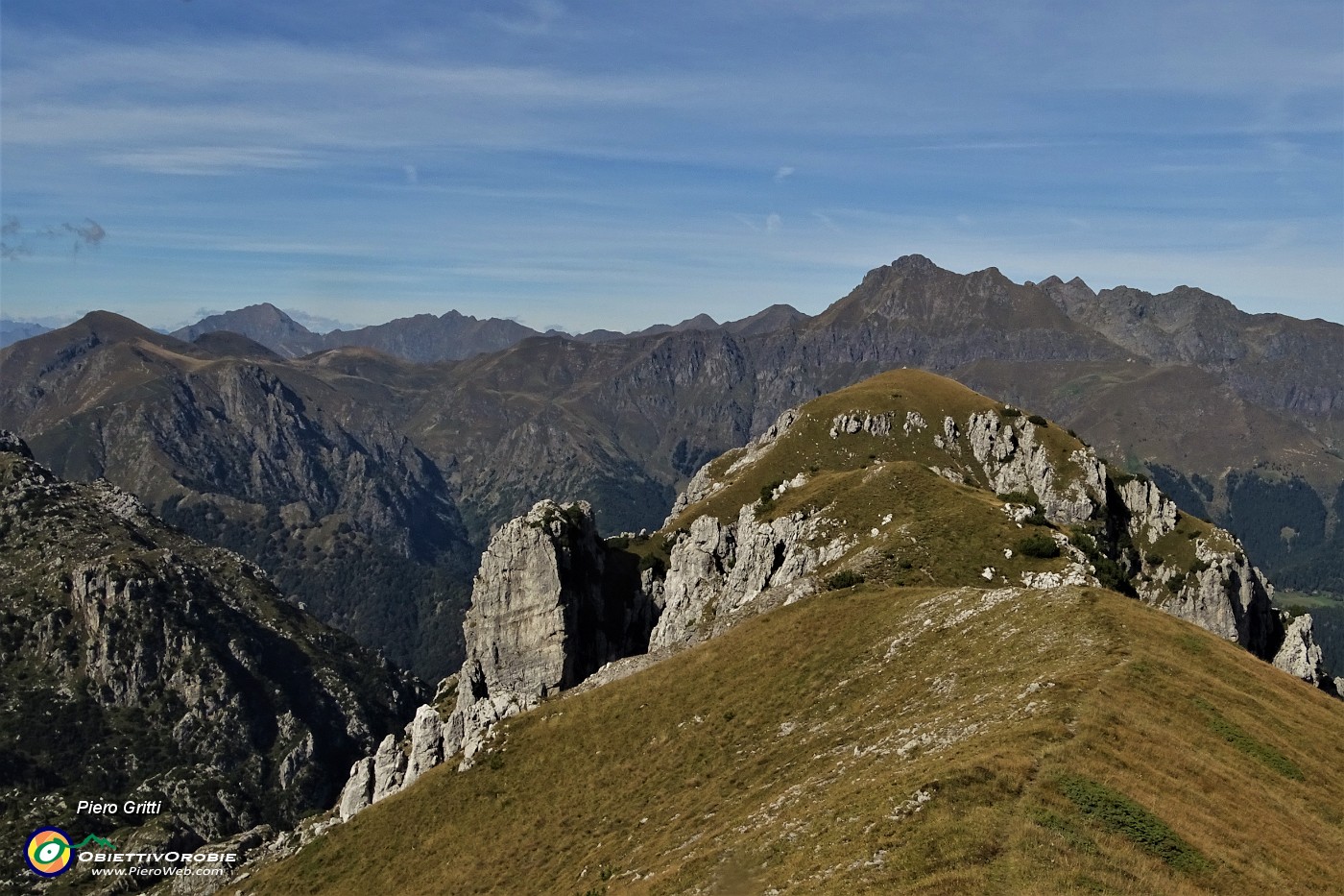 70 La Cornetta a dx, ma percorso alpinistico per arrivarci da Cima di Piazzo.JPG